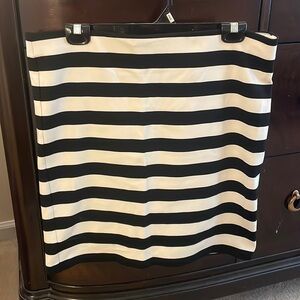 Black & White striped above the knee pull up skirted